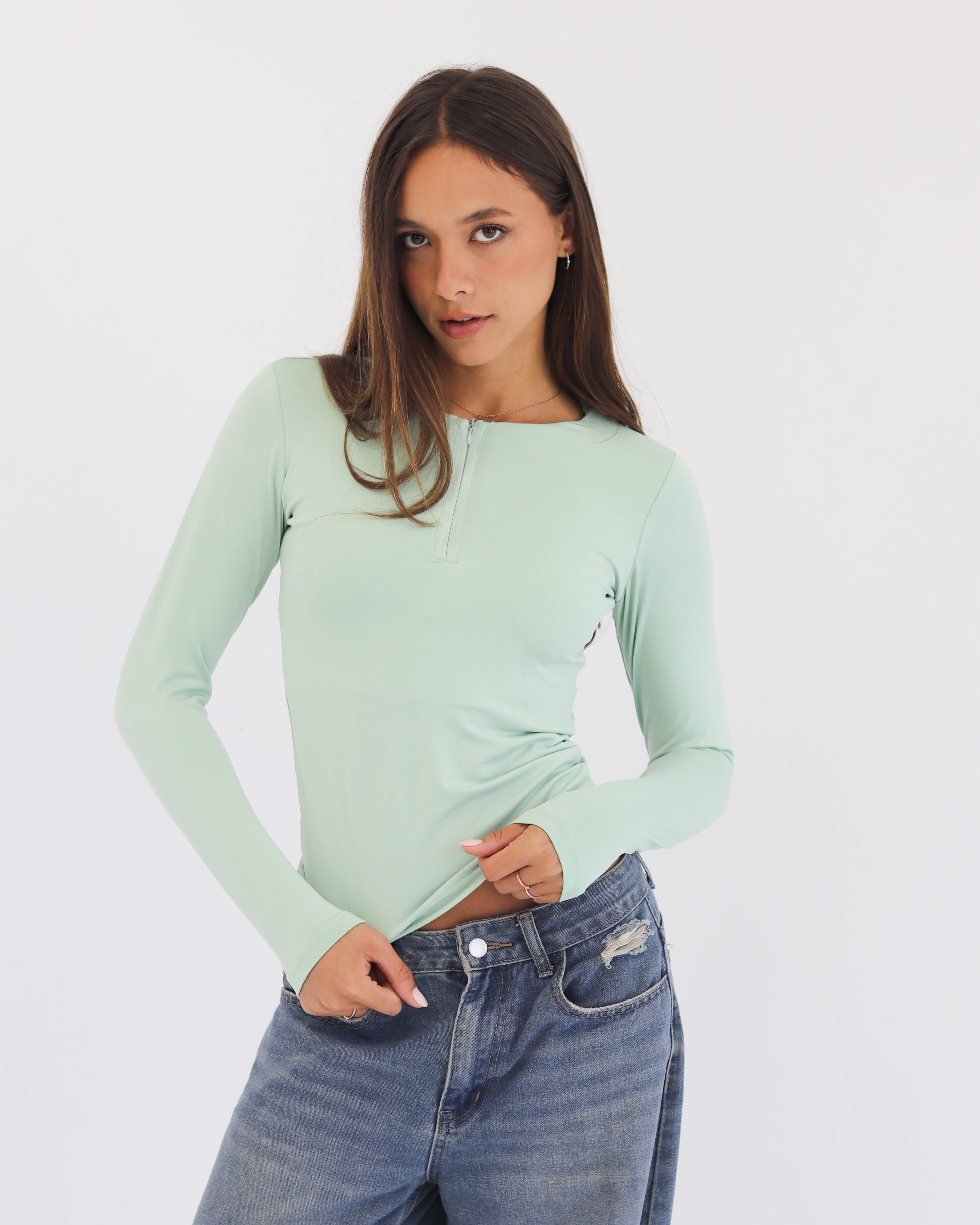 U NECK ZIPPER LONG SLEEVE