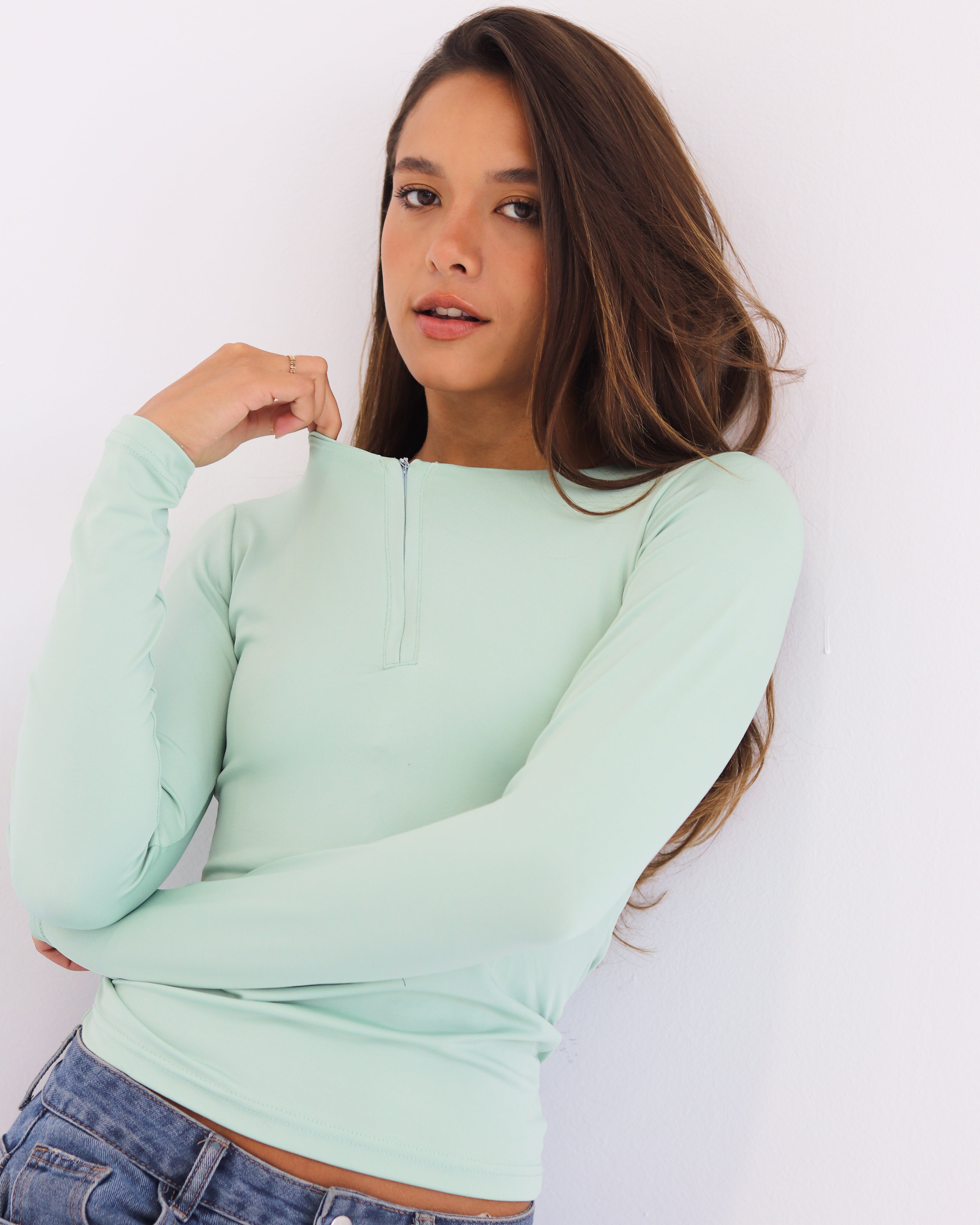 U NECK ZIPPER LONG SLEEVE